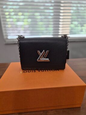 Louis vuitton 
EPI TWIST MM